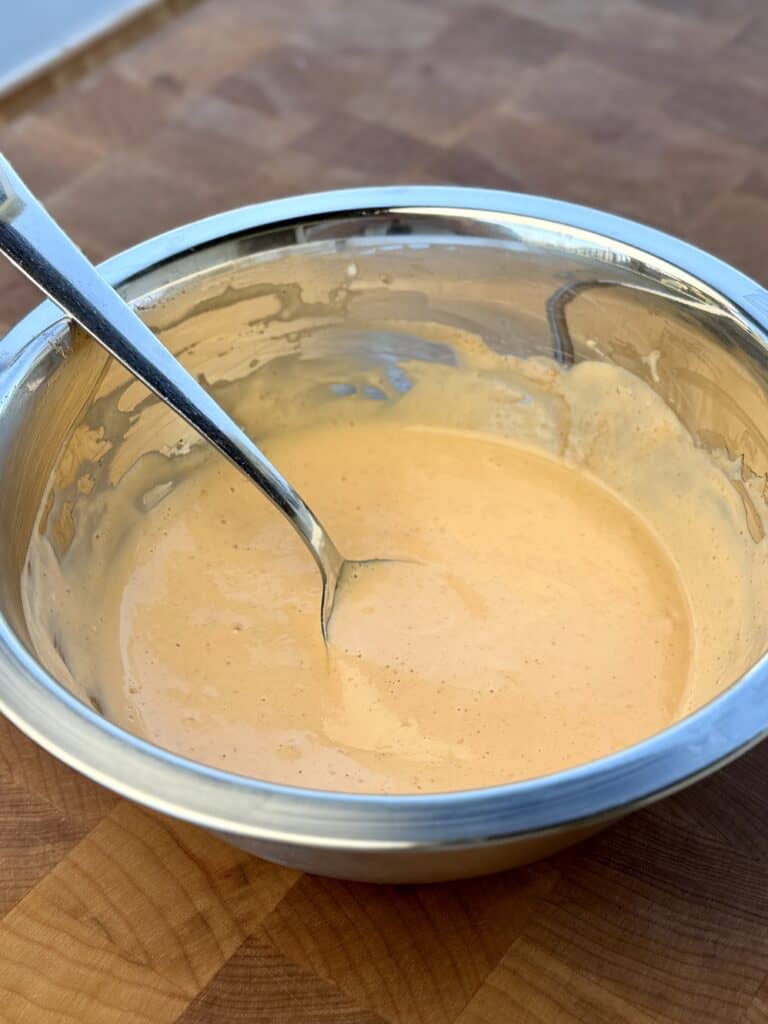 Spicy mayo in a bowl.